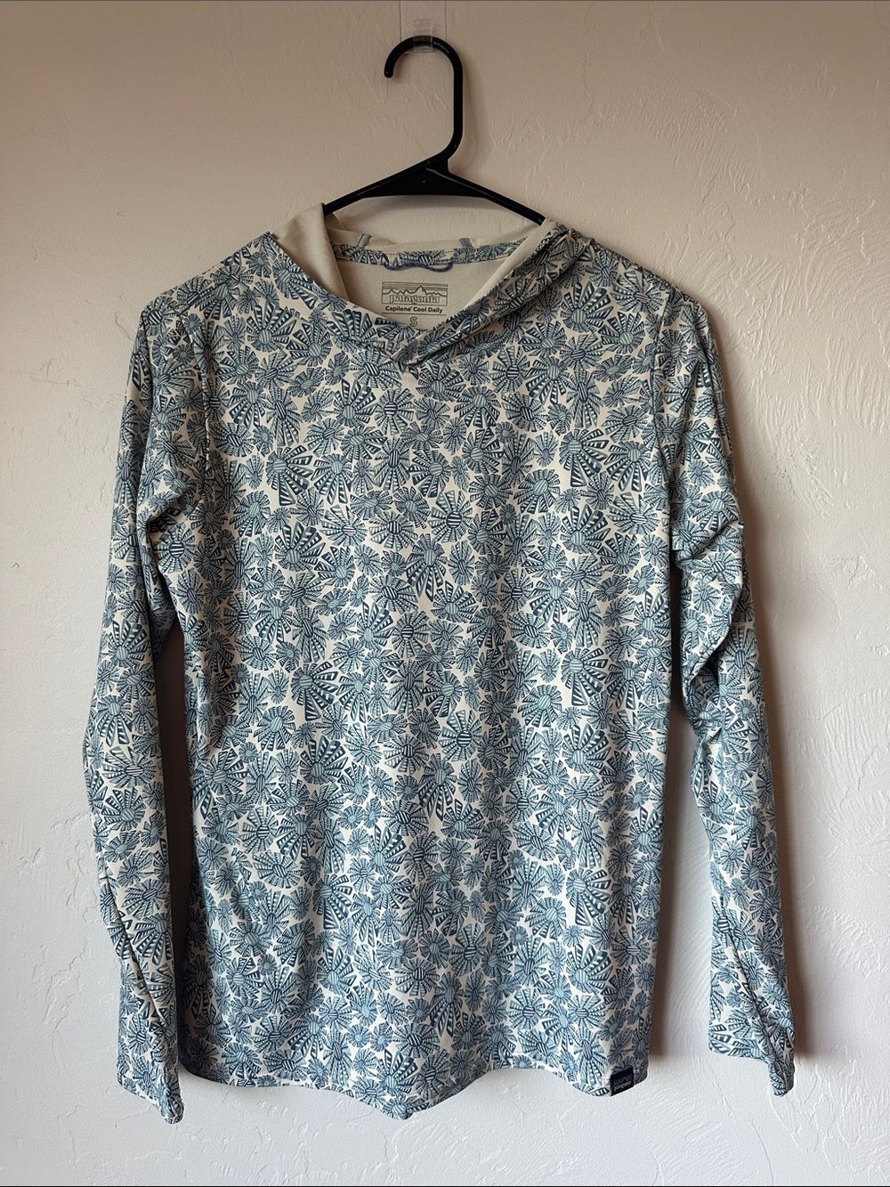 Patagonia Capilene cool daily Long-Sleeve Hooded Shirt-Cream with Blue Floral